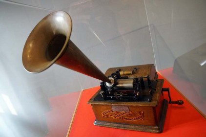 Fragment ekspozycji  - fonograf